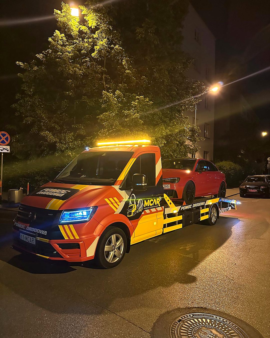 Laweta M-Car nocą podczas transportu auta